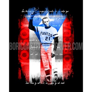 Könnte beinhalten: Ein Baseballspieler trägt ein blaues und weißes Pirates-Trikot mit der Nummer 21 auf der Vorderseite und steht vor einer puerto-ricanischen Flagge mit dem Text "BORICUA POPCUT BORICUA PAVER.COM" auf beiden Seiten der Flagge. Der Text "La tierra Cinquen donde tecido yo" ist oben im Bild in Kursivschrift geschrieben.
