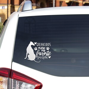 Peut inclure: Autocollant en vinyle blanc pour la vitre d'une voiture avec une silhouette de l&eacute;vrier et le texte "Les l&eacute;vriers sont mes personnes pr&eacute;f&eacute;r&eacute;es" avec des c&oelig;urs et des empreintes de pattes.