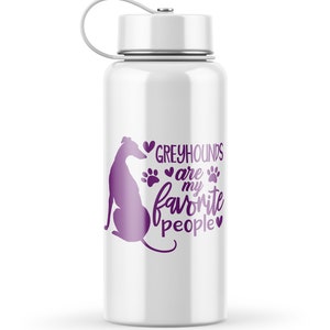 Peut inclure: Bouteille d'eau blanche avec une silhouette violette d'un l&eacute;vrier et le texte "Les l&eacute;vriers sont mes personnes pr&eacute;f&eacute;r&eacute;es" avec des c&oelig;urs et des empreintes de pattes.