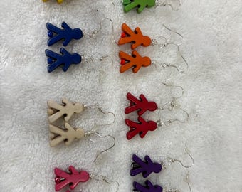 Pendientes con dijes de Little People para maestras, mamás y abuelas.