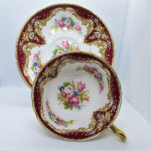 Shelley Tea Cup and Saucer Footed Regal Pattern with Flowers Bouquet 1940&#39;s. Bone China. England