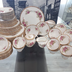 vintage Collingwood Dinnerware Set avec le modèle Roses. Bone Chine. Angleterre