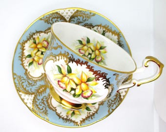 Vintage Paragon Floral pattern Teacup and Saucer. Bone China. England