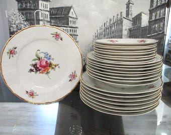 Vaisselle en porcelaine de Thoune Concordia Lesov Royal Boho.  Fond blanc, motif floral, bordure dorée.