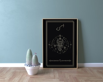 Może przedstawiać: Oprawiony czarny wydruk artystyczny z pozłacaną ilustracją znaku zodiaku Skorpiona. Grafika zawiera skorpiona, konstelację i geometryczne kształty. Wydruk jest wyświetlany na ścianie obok kaktusa w białej doniczce.