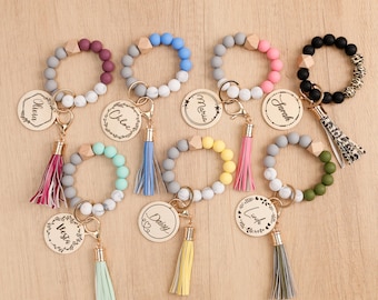 Llavero de pulsera de silicona con cuentas grabado a medida / Llavero con dije de madera con nombre / Regalo para mujeres, madres, amigas, maestras y accesorios de uso diario.