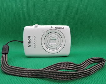 Nikon COOLPIX S01 Compact Digital Camera White