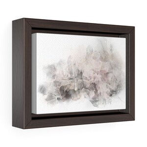 Puede incluir: Una impresión artística en lienzo enmarcada con un diseño floral en acuarela en tonos suaves de gris, rosa y dorado. La obra de arte está enmarcada en un marco de madera marrón oscuro, creando una estética sofisticada y elegante.