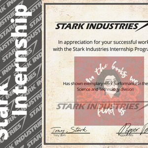 Puede incluir: Un certificado de agradecimiento de Stark Industries por un programa de prácticas. El certificado presenta una ilustración roja y blanca de una mujer con el texto "In the books we" y "Stark Industries find us". El certificado está firmado por Tony Stark y Pepper Potts.