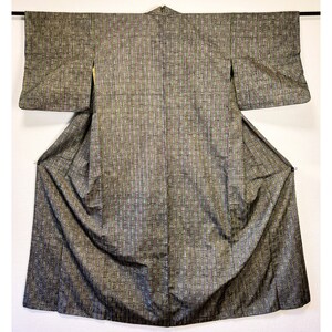 以下が含まれることがあります： グレーの着物。 縦と横の線が織り込まれた模様で、グレー、グリーン、バーガンディの色合いです。 着物は開いて表示され、その全長と広い袖を示しています。 生地は質感のある素材のようです。