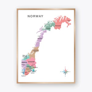Może przedstawiać: Oprawiona mapa Norwegii, z kolorową ilustracją regionów kraju. Mapa jest oznaczona nazwą kraju i nazwami regionów. Róża wiatrów znajduje się w prawym dolnym rogu. Rama jest w kolorze jasnobrązowym.