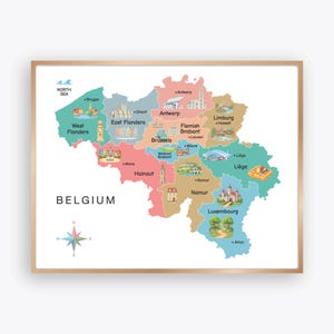 Pode incluir: Um mapa colorido da Bélgica, apresentando várias regiões em tons de rosa, azul, verde e amarelo. O mapa inclui ilustrações de marcos e cidades, com o nome do país e uma rosa dos ventos na parte inferior. O mapa é emoldurado em uma moldura de madeira marrom claro.