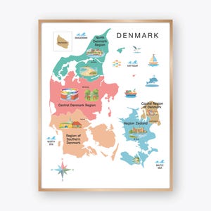 Może przedstawiać: Oprawiona mapa Danii, z kolorowymi ilustracjami i etykietami tekstowymi. Mapa wyróżnia regiony takie jak Dania Północna, Dania Środkowa i Region Stołeczny. Zawiera ilustracje łodzi, ryb i róży wiatrów.