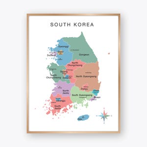 Puede incluir: Un mapa enmarcado de Corea del Sur, con una colorida ilustración de las regiones del país. El mapa incluye los nombres de las principales ciudades y regiones, como Seúl, Busan y Gyeonggi. Una rosa de los vientos está en la esquina inferior derecha. El texto "SOUTH KOREA" está en la parte superior.
