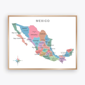 Könnte beinhalten: Eine farbenfrohe Karte von Mexiko, die seine Bundesstaaten in verschiedenen Farben zeigt. Die Karte ist in einem hellen Holzrahmen gerahmt und enthält das Wort "MEXICO" oben. Eine Windrose befindet sich in der unteren linken Ecke.