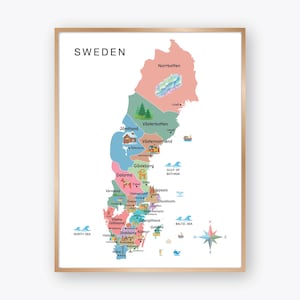 Puede incluir: Un mapa enmarcado de Suecia, con una colorida ilustración de las regiones del país. El mapa incluye los nombres de las regiones, el Mar Báltico, el Mar del Norte y el Golfo de Botnia. Una rosa de los vientos está en la esquina inferior derecha.