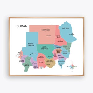 Könnte beinhalten: Eine gerahmte Karte des Sudan mit farblich gekennzeichneten Bundesstaaten und Beschriftungen für Regionen wie Northern, North Darfur und Red Sea. Die Karte enthält eine Windrose in der unteren rechten Ecke und den Text SUDAN in der oberen linken Ecke.