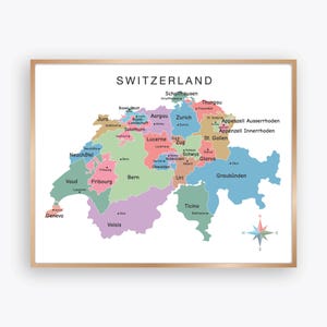 Może przedstawiać: Oprawiona mapa Szwajcarii, prezentująca kantony kraju w różnych kolorach. Mapa zawiera nazwę kraju u góry i różę wiatrów w prawym dolnym rogu. Rama jest w kolorze jasnobrązowym.