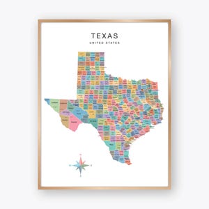 Pode incluir: Uma impressão de arte de parede emoldurada com um mapa do Texas, Estados Unidos. O mapa exibe condados individuais em várias cores pastel com etiquetas de texto pretas. Uma rosa dos ventos multicolorida está posicionada no canto inferior esquerdo.