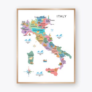 Può includere: Una mappa incorniciata dell'Italia, con illustrazioni colorate di ogni regione. La mappa include i nomi delle regioni, i mari che circondano l'Italia e una rosa dei venti. La parola "ITALY" è in alto.