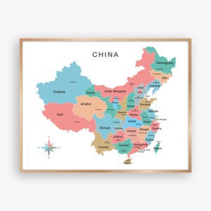 Op de afbeelding: Een ingelijste kaart van China, met de provincies in verschillende kleuren. Het woord "CHINA" staat bovenaan. Een kompasroos staat in de linker benedenhoek. De lijst is lichtbruin. Afmetingen in cm.
