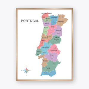 Puede incluir: Un mapa enmarcado de Portugal, que muestra sus regiones en varios colores. La palabra "PORTUGAL" se muestra en letras grandes y en negrita en la parte superior izquierda. Una rosa de los vientos está en la esquina inferior izquierda. El mapa está sobre un fondo blanco.