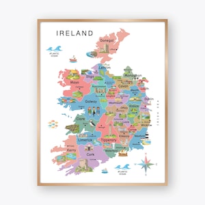 Op de afbeelding: Een kleurrijke kaart van Ierland, met de provincies van het land in verschillende tinten. De kaart bevat illustraties van bezienswaardigheden, de Atlantische Oceaan en de Ierse Zee. Het woord "IRELAND" staat bovenaan.