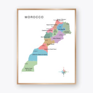 Puede incluir: Un mapa enmarcado de Marruecos, con las regiones del país en varios colores. La palabra "MOROCCO" está en la parte superior, con los nombres de las regiones y una rosa de los vientos. El marco es de color marrón claro.