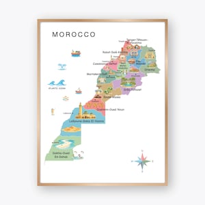 Puede incluir: Un mapa enmarcado de Marruecos, con una colorida ilustración de las regiones del país. El mapa incluye el Océano Atlántico, una rosa de los vientos e ilustraciones de monumentos y símbolos. La palabra "MOROCCO" está en la parte superior.