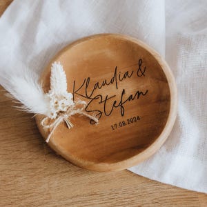 Fine Script - Personalisierte Ringschale mit Trockenblumen | Ringbox aus Holz, individuelle Gravur, Brautpaar, Aufbewahrung Ringe, Hochzeit