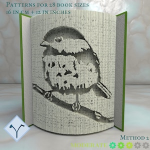 Puede incluir: Un patrón de plegado de libro para un pájaro en una rama. El patrón es para 28 tamaños de libros, con instrucciones para 16 cm y 12 pulgadas. El nivel de dificultad es moderado.