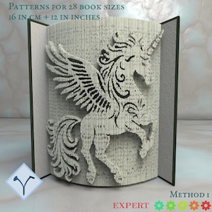 Op de afbeelding: Een gevouwen boekkunstsculptuur met een gevleugeld eenhoornontwerp. De tekst bovenaan luidt: PATTERNS FOR 28 BOOK SIZES 16 IN CM + 12 IN INCHES. De tekst onderaan luidt: METHOD 1 EXPERT. De boekpagina's zijn gevouwen om het beeld te vormen.