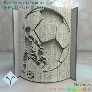 Peut inclure: Un livre plié en forme de ballon de football avec un joueur qui frappe le ballon. Le livre est fait de papier blanc avec du texte noir. Le titre du modèle est "Modèles pour 28 tailles de livres 16 cm + 12 pouces". Le modèle est intitulé "Méthode 2 Complexe".