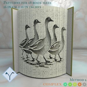 Könnte beinhalten: Ein offenes Buch mit einer Papierschnitt-Darstellung von Gänsen, die sich im Wasser spiegeln. Der Text oben lautet "PATTERNS FOR 28 BOOK SIZES 16 IN CM + 12 IN INCHES". Die Methode ist "METHOD 2".