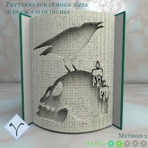 Può includere: Uno schema di piegatura di un libro per un corvo appollaiato su uno scheletro con candele. Lo schema è per 28 dimensioni di libri, 16 cm e 12 pollici. Lo schema è etichettato come "BASIC" e "METODO 2".