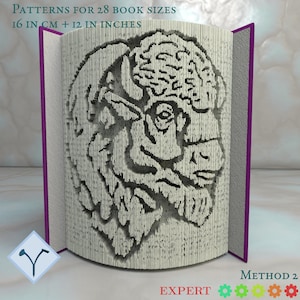 Peut inclure: Un livre plié en forme de tête de bison. Le livre est ouvert et les pages sont pliées pour créer la forme de la tête de l'animal. Le livre est violet à l'extérieur et les pages sont blanches. Le texte sur la couverture indique "Modèles pour 28 tailles de livres 16 cm + 12 pouces" et "Méthode 2 Expert".