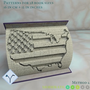 Peut inclure: Un livre plié en forme de drapeau américain. Le livre est composé de nombreuses pages, chacune d'une couleur différente. Le titre du livre est "Patterns for 28 Book Sizes 16 in CM + 12 in Inches".