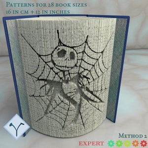 Peut inclure: Un livre plié en une sculpture 3D de Jack Skellington du film L'Étrange Noël de monsieur Jack. La sculpture est faite de papier blanc et présente un motif de toile d'araignée. Le livre mesure 40,6 cm de long et 30,5 cm de large. Le titre "Patterns for 28 Book Sizes" et "16 in CM + 12 in INCHES" est imprimé en haut du livre. Le texte "METHOD 2" et "EXPERT" est imprimé en bas du livre.