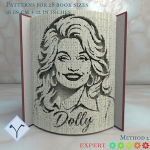 Puede incluir: Una escultura de libro plegado con un retrato de Dolly Parton y el nombre Dolly escrito debajo. El texto superior dice PATTERNS FOR 28 BOOK SIZES 16 IN CM + 12 IN INCHES. El texto inferior dice METHOD 2 EXPERT con cinco iconos de engranajes.