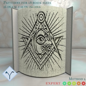 Könnte beinhalten: Eine Schwarzweißillustration eines allsehenden Auges in einem Dreieck, umgeben von Lichtstrahlen. Das Bild ist ein Buchfalzmuster für 28 Buchgrößen, 16 cm und 12 Zoll. Der Text "PATTERNS FOR 28 BOOK SIZES 16 IN CM + 12 IN INCHES" und "METHOD 2 EXPERT" ist ebenfalls sichtbar.