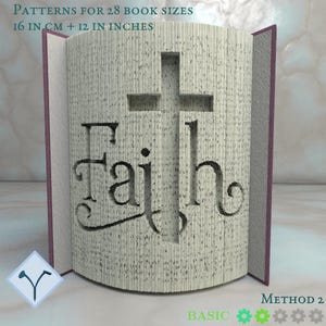 Puede incluir: Un libro con una cruz y la palabra "Fe" recortada en las páginas. El libro está doblado para crear un efecto 3D. El libro mide 40,6 cm de largo y 30,5 cm de ancho. El libro está hecho de papel y tiene una cubierta marrón.