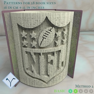 Può includere: Un libro con il logo NFL intagliato nelle pagine, con un pallone da football e stelle. Il testo in alto recita "PATTERNS FOR 28 BOOK SIZES 16 IN CM + 12 IN INCHES". In basso a destra si legge "METHOD 2" e "BASIC".