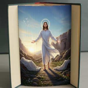 Könnte beinhalten: Ein Buch mit einer ganzseitigen Illustration einer Figur in weißen Gewändern mit Heiligenschein, die in einer sonnigen Landschaft steht. Die Figur hat ausgestreckte Arme, und der Hintergrund umfasst ein Grab, Berge und einen hellen Himmel.