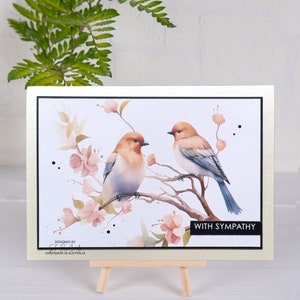 Con simpatía, pájaros impresos en una rama, sentimiento en relieve estampado a mano, papel con acabado perlado de ópalo mate, tarjeta hecha a mano de calidad A6 de 300 g/m²