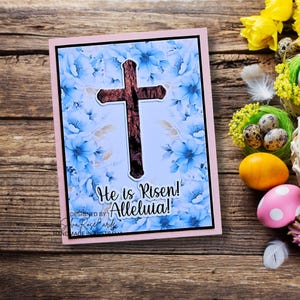 Joyeuses Pâques religieuses bénédictions de Pâques A2 carte florale bleue imprimée sur le devant carte faite main en bois foncé découpée en croix sur fond en relief