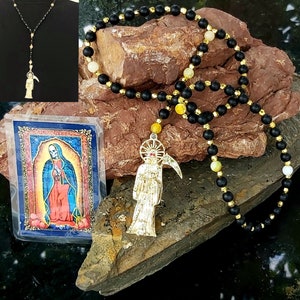Pendentif chapelet de pierres précieuses Santa Muerte Notre-Dame de la Mort, onyx et agate + carte de prière de poche incluse Art populaire fait main Protection Guérison