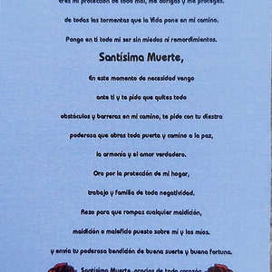 May include: A blue and white prayer card with a red rose illustration. The text reads "Oraci&oacute;n diaria a nuestra Sant&iacute;sima Muerte Nuestra Se&ntilde;ora de la Santa Muerte, Eres mi protecci&oacute;n de todo mal, me abrigas y me proteges. de todas las tormentas que la Vida pone en mi camino. Pongo en ti todo mi ser sin miedos ni remordimientos. Sant&iacute;sima Muerte, En este momento de necesidad vengo ante ti y te pido que quites todo obst&aacute;culos y barreras en mi camino, te pido con tu diestra poderosa que abras toda puerta y camino a la paz, la armon&iacute;a y el amor verdadero. Oro por la protecci&oacute;n de mi hogar, trabajo y familia de toda negatividad. Rezo para que rompas cualquier maldici&oacute;n, maldici&oacute;n o maleficio puesto sobre m&iacute; y los m&iacute;os. y env&iacute;a tu poderosa bendici&oacute;n de buena suerte y buena fortuna. Sant&iacute;sima Muerte, gracias de todo coraz&oacute;n para escuchar mi oraci&oacute;n. 1. Repite esta oraci&oacute;n 3 veces a la semana"