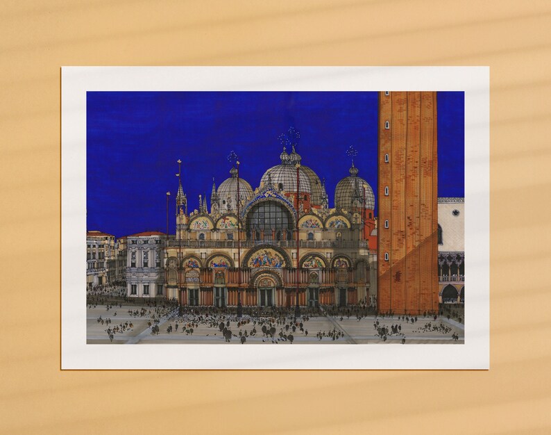 Puede incluir: Una impresi&oacute;n de la bas&iacute;lica de San Marcos en Venecia, Italia, con un cielo azul profundo. La obra de arte representa las c&uacute;pulas de la catedral, su intrincada fachada y un alto campanario. La imagen incluye una multitud de personas en la plaza.