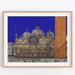 Puede incluir: Una impresi&oacute;n enmarcada de la bas&iacute;lica de San Marcos en Venecia, Italia, con intrincados detalles arquitect&oacute;nicos contra un cielo azul profundo. La obra de arte destaca las c&uacute;pulas, los mosaicos y un campanario, con una multitud de personas en primer plano.