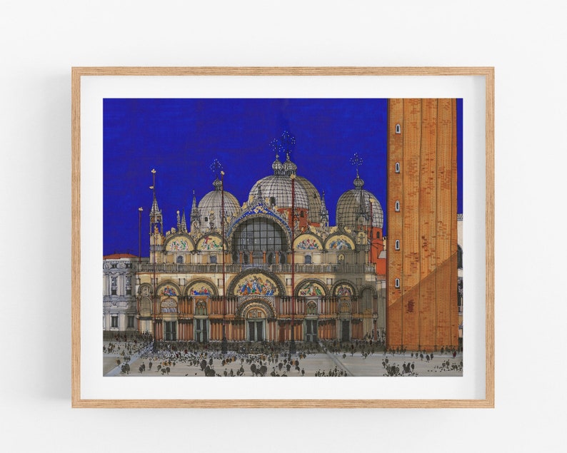 Puede incluir: Una impresi&oacute;n enmarcada de la bas&iacute;lica de San Marcos en Venecia, Italia, con intrincados detalles arquitect&oacute;nicos contra un cielo azul profundo. La obra de arte destaca las c&uacute;pulas, los mosaicos y un campanario, con una multitud de personas en primer plano.
